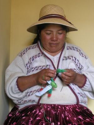 Berta aus dem Hochland Perus strickt eine Fingerpuppe für unsere Sprachkurse